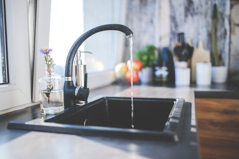 How to choose kitchen faucet // Kitchen faucet buyer’s guide