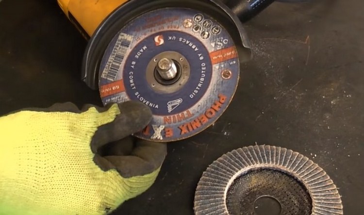 Install your angle grinder disc