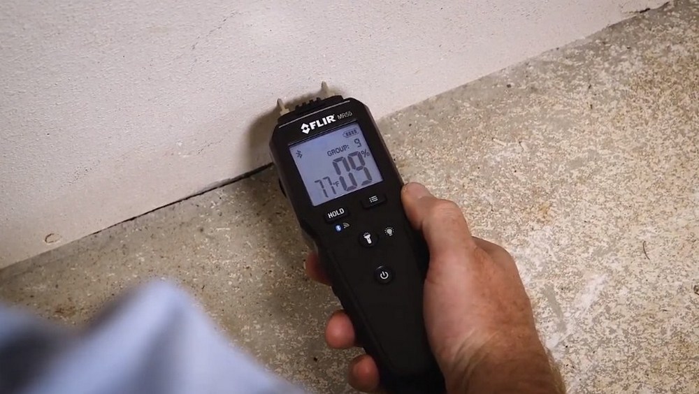 FLIR MR55 allows you to make a more accurate adjustment for the material