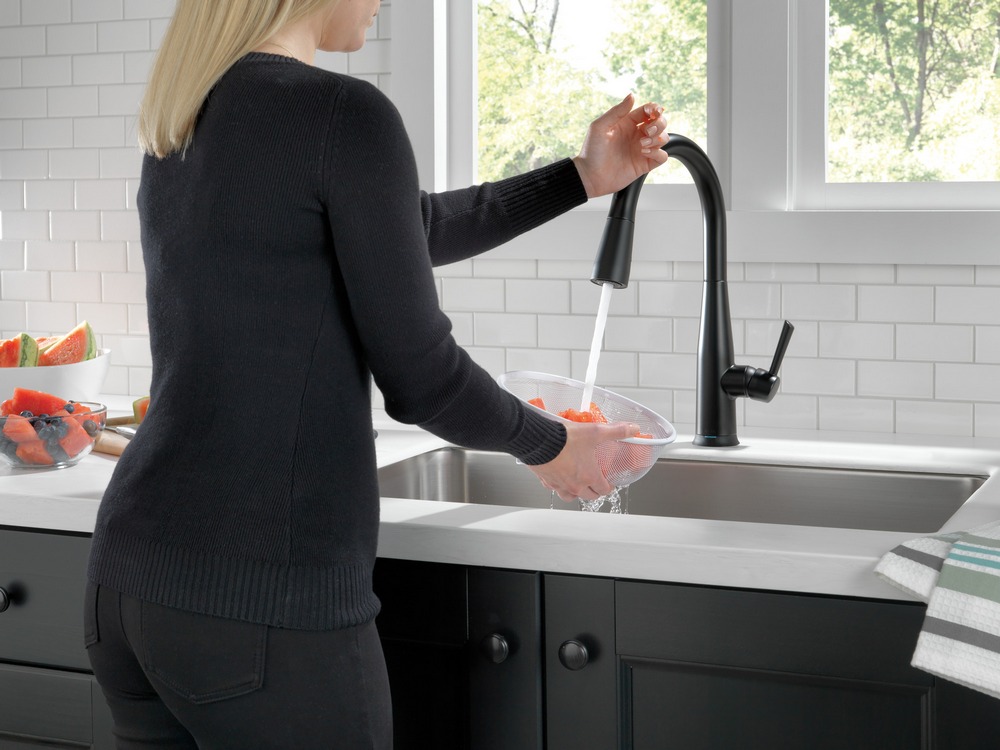Delta Faucet 9113T-BL-DST comes with touchless technology