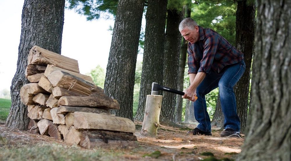 The length of a backpacking axe can affect how well it splits the wood