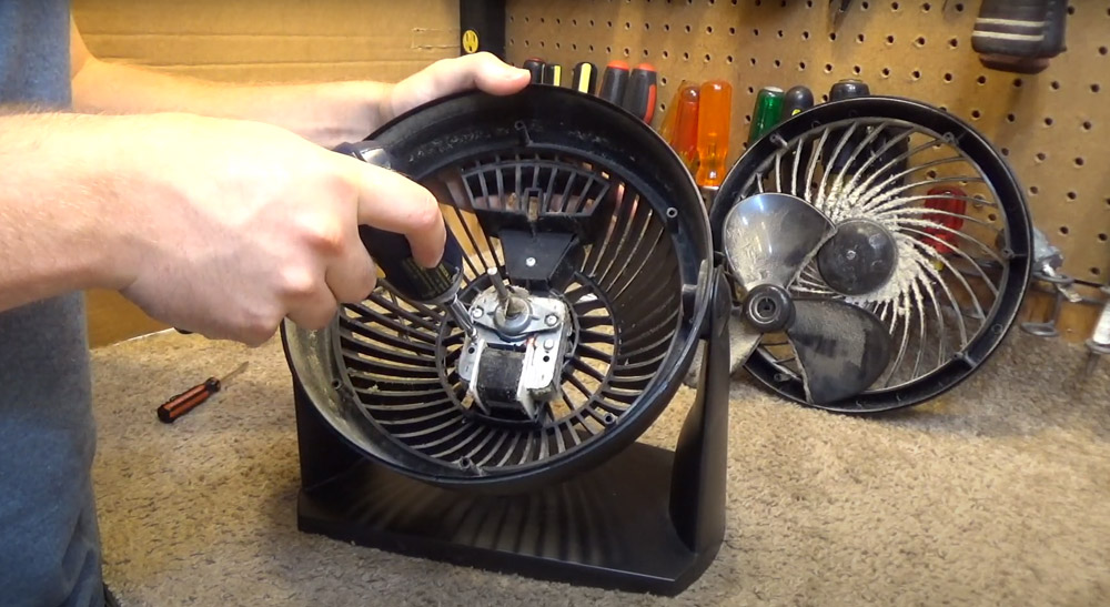 Remove the grille and the blades of the fan